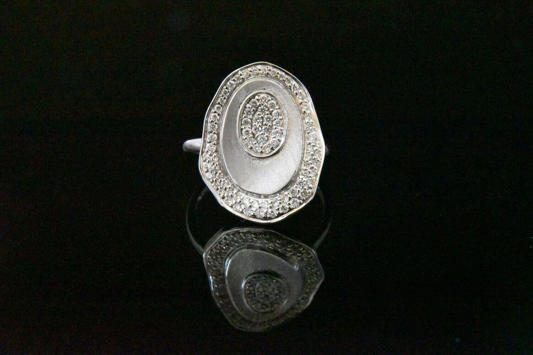 Right hand Ring with Diamonds in 18KWG – White Diamonds: 0.43ct