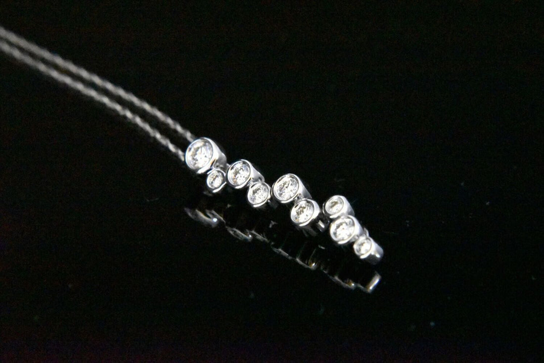 Diamond Pendant in 18KWG – White Diamonds: 0.17Ct