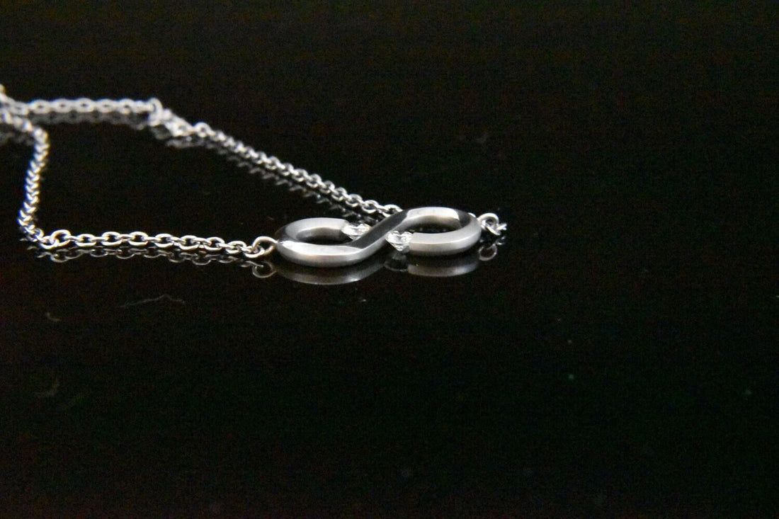Diamonds Infinity Bracelet in Platinum