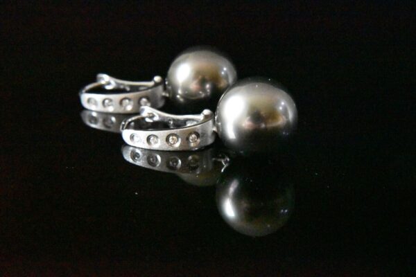 Elegant black pearl earrings with diamonds.