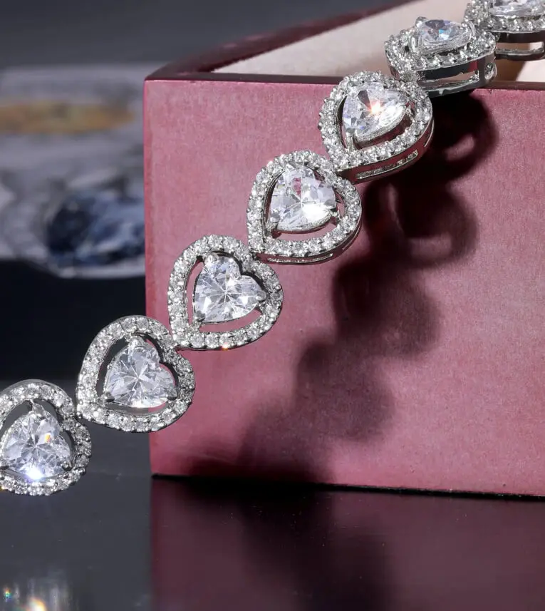 Heart-shaped diamond bracelet in silver.